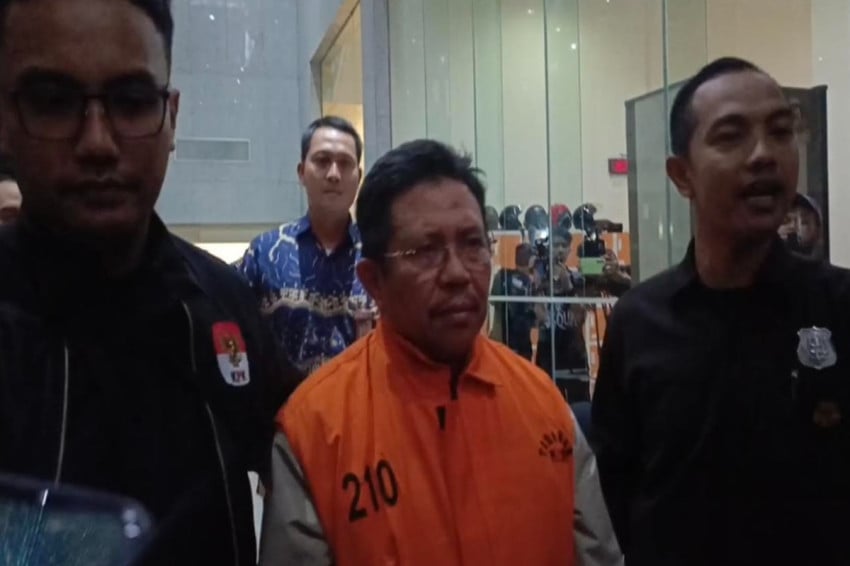 Penampakan Bupati Lombok Barat Lalu Ahmad Zaini Pakai Rompi Oranye KPK