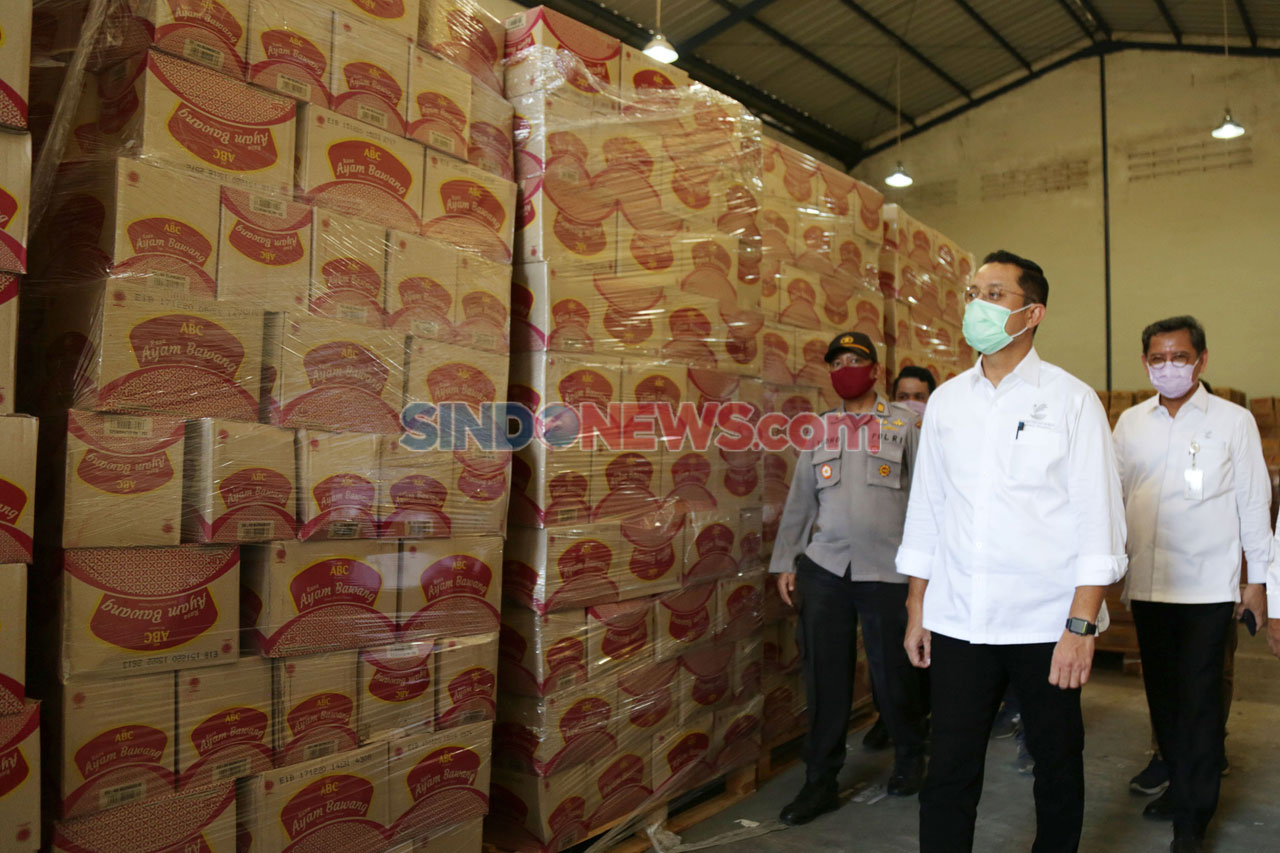 Mensos Tinjau Gudang...
