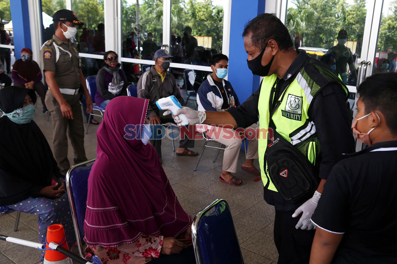 Warga Serbu Sembako...
