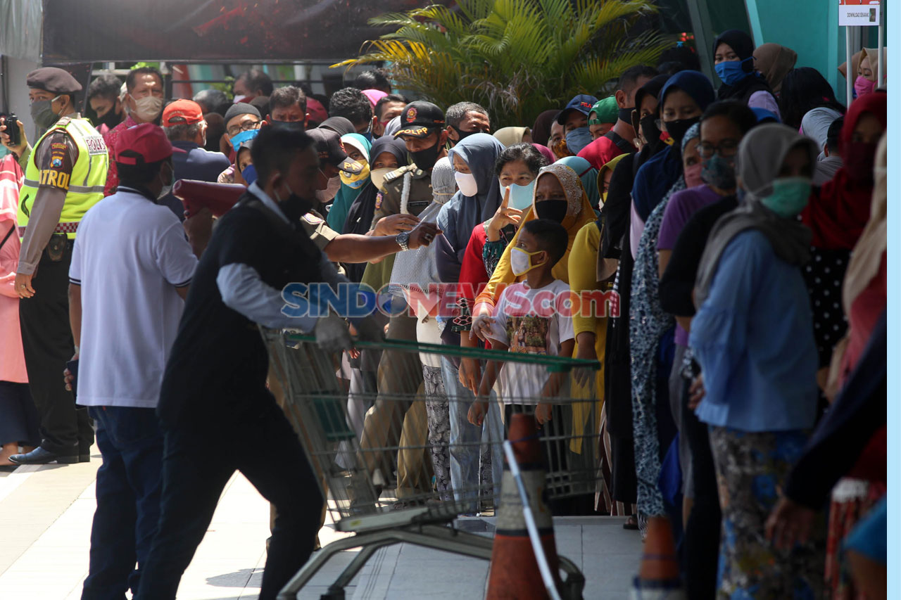 Warga Serbu Sembako...
