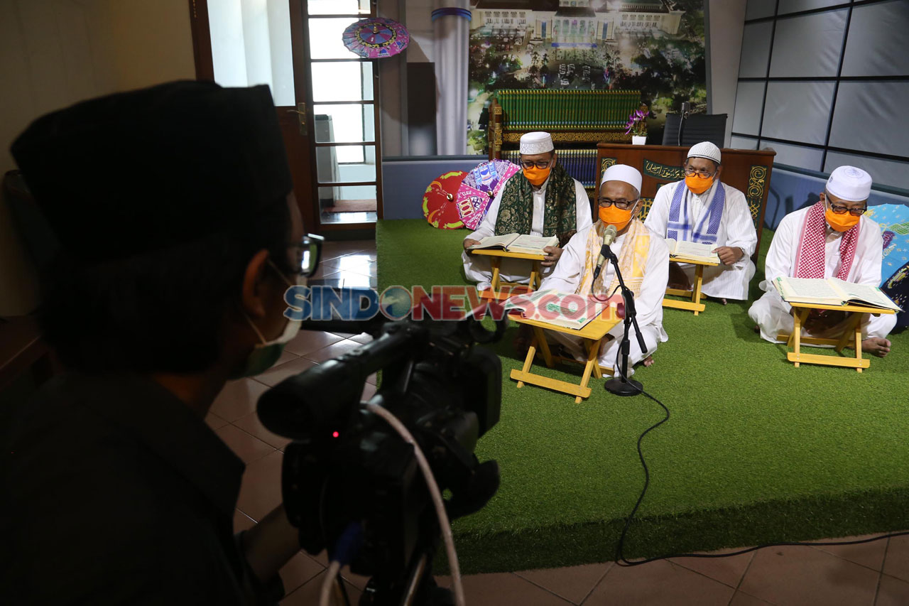 Masjid Al-Akbar Surabaya...
