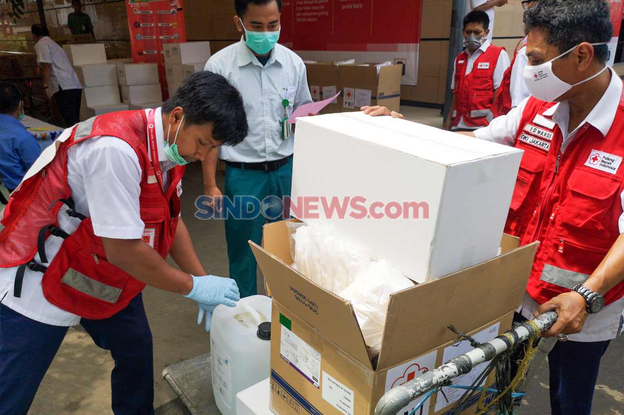 PMI Salurkan Bantuan...