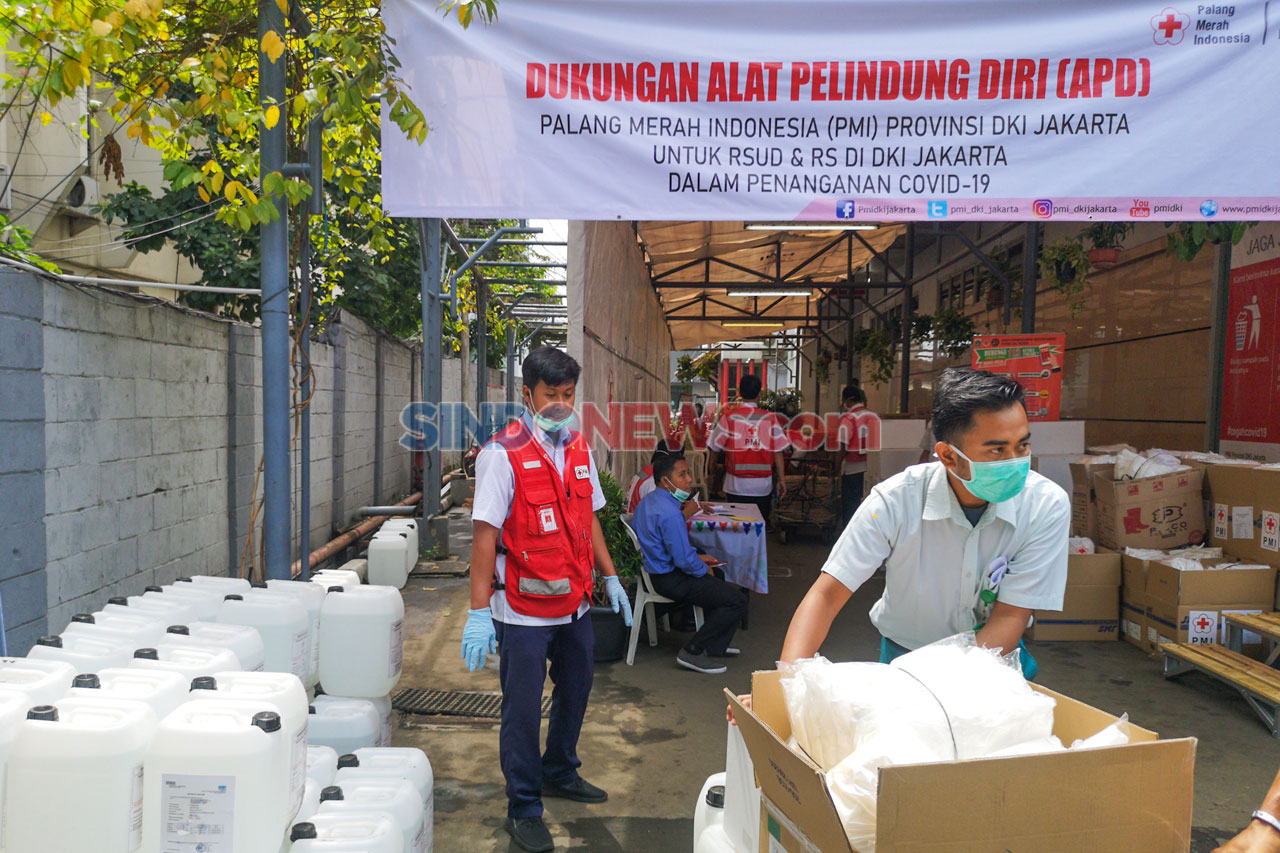 PMI Salurkan Bantuan...