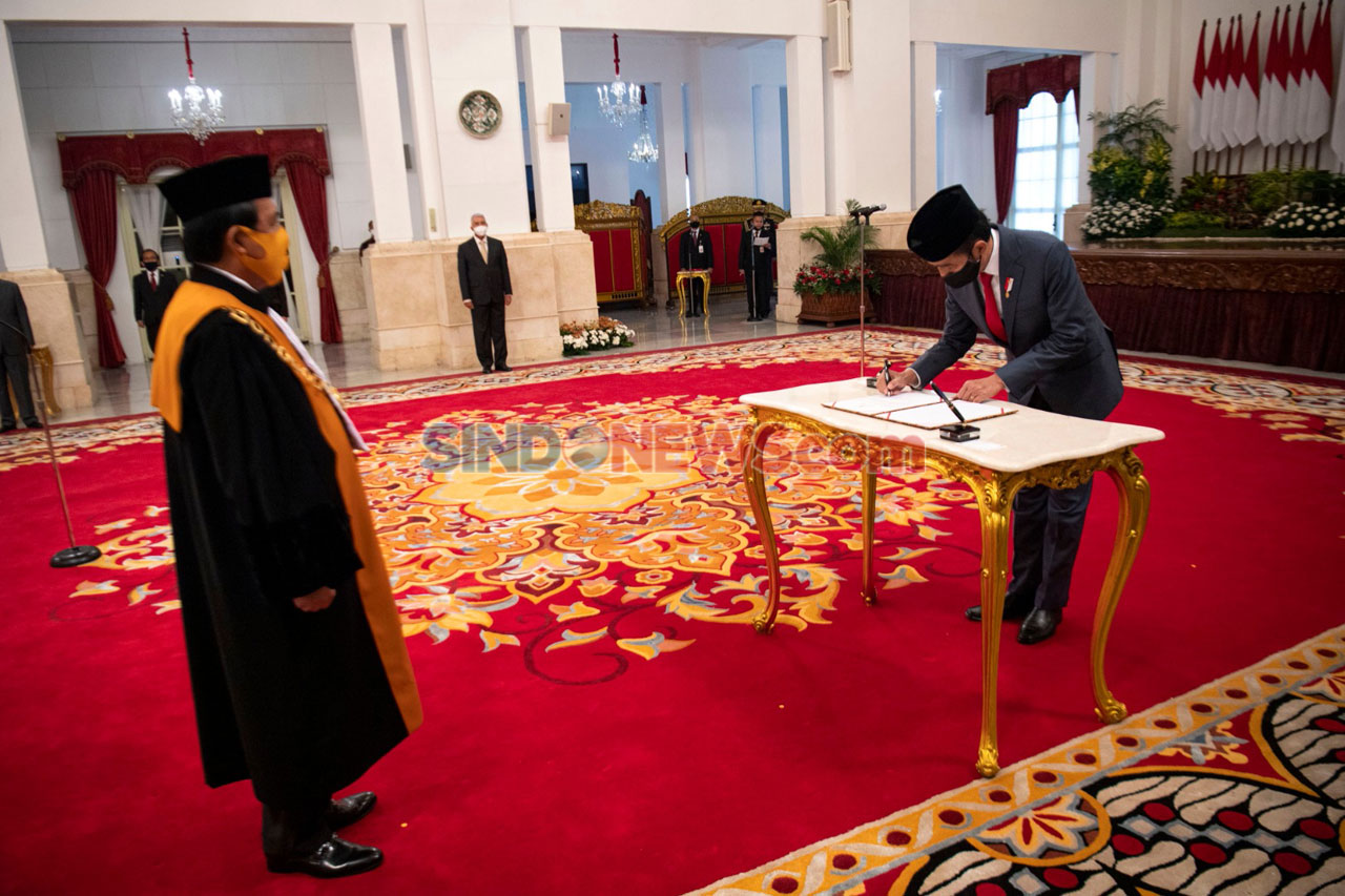Jokowi Lantik Ketua...