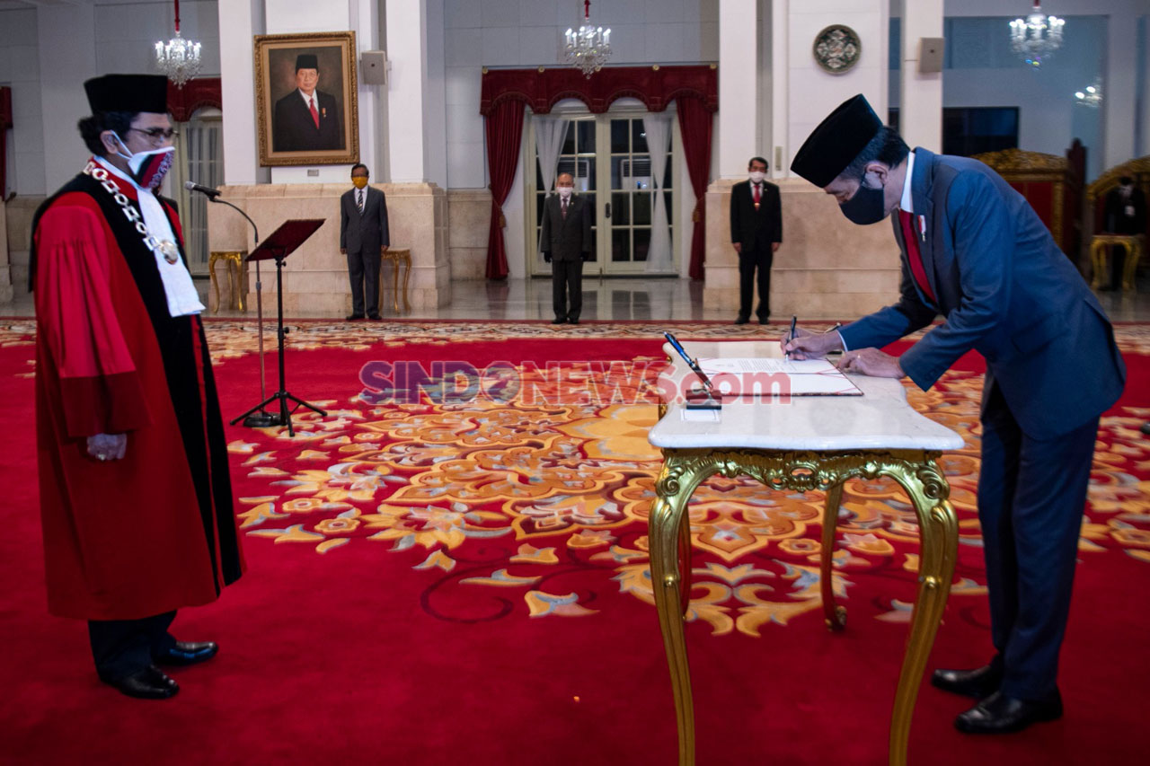 Jokowi Lantik Ketua...