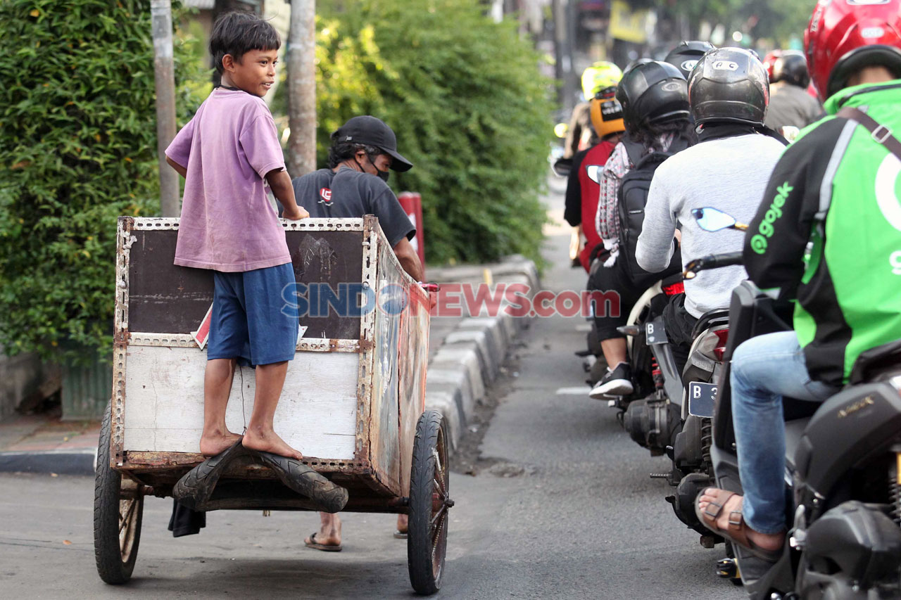 Manusia Gerobak, Bertahan...