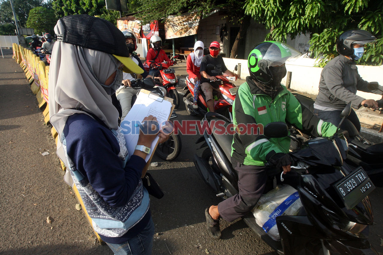 Petugas Gabungan Lakukan...