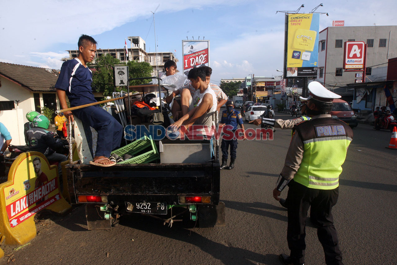 Petugas Gabungan Lakukan...