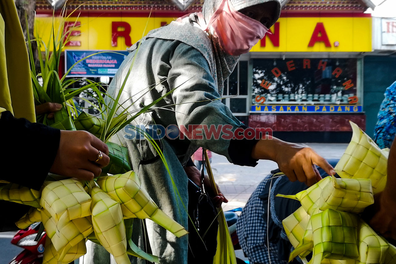Penjual Kulit Ketupat...
