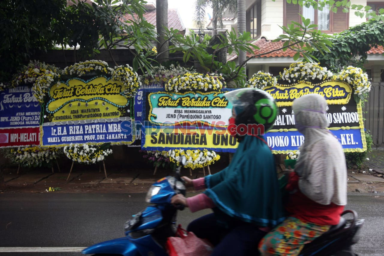 Karangan Bunga Penuhi...