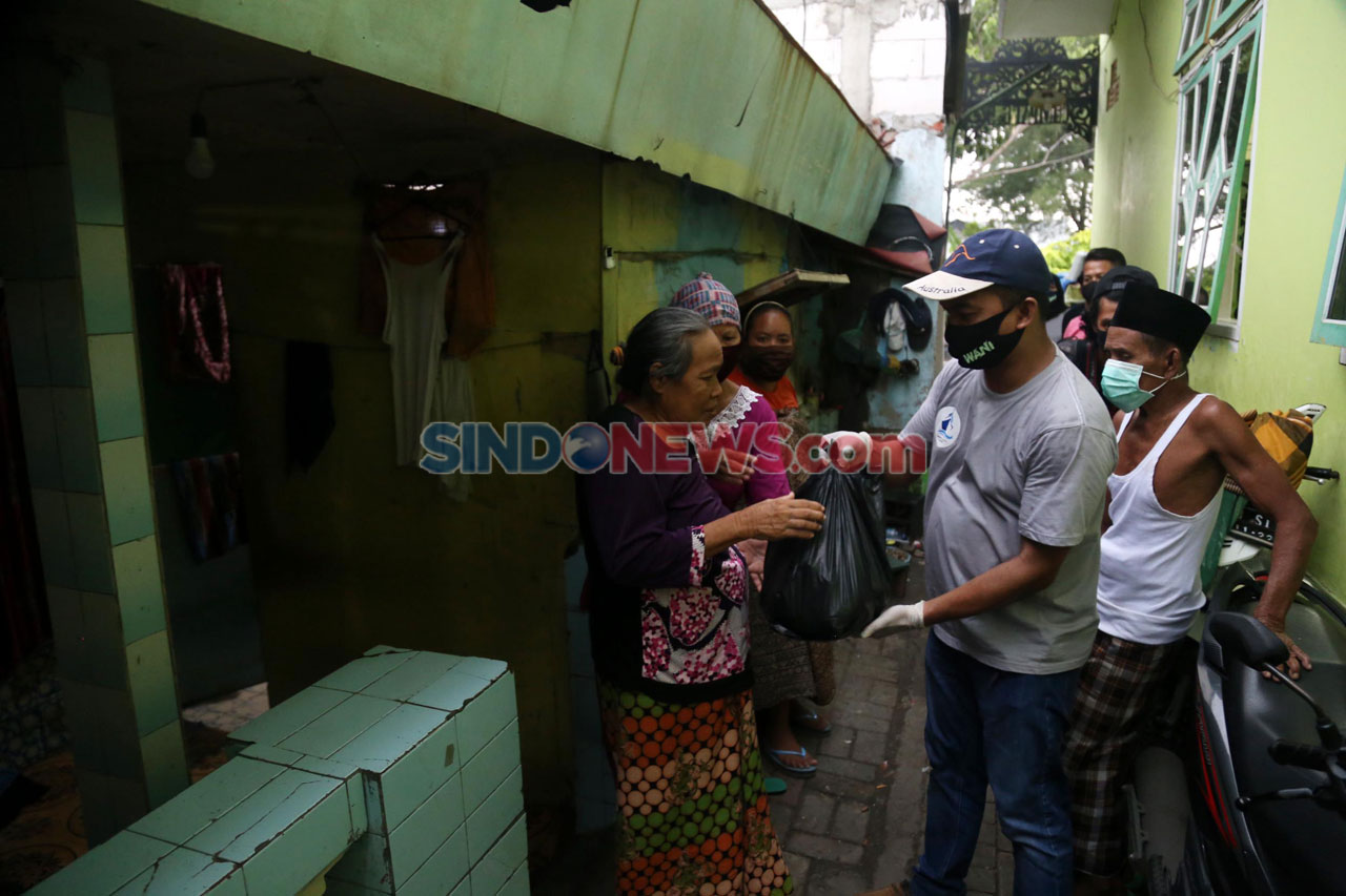SLC Bagikan Paket Sembako...