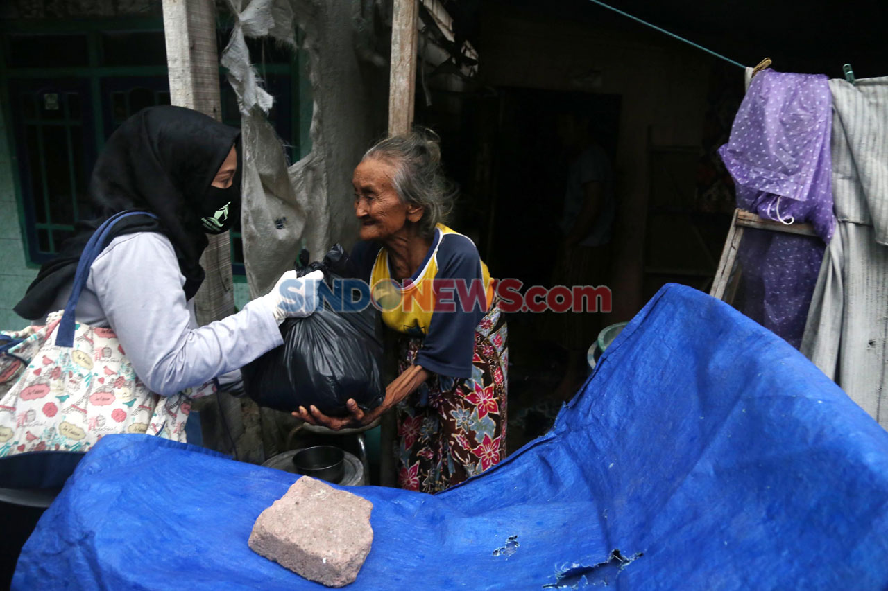 SLC Bagikan Paket Sembako...
