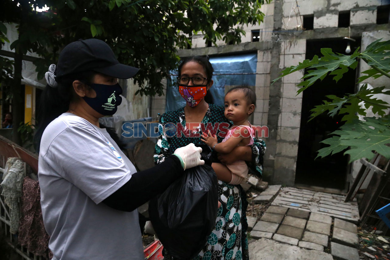 SLC Bagikan Paket Sembako...