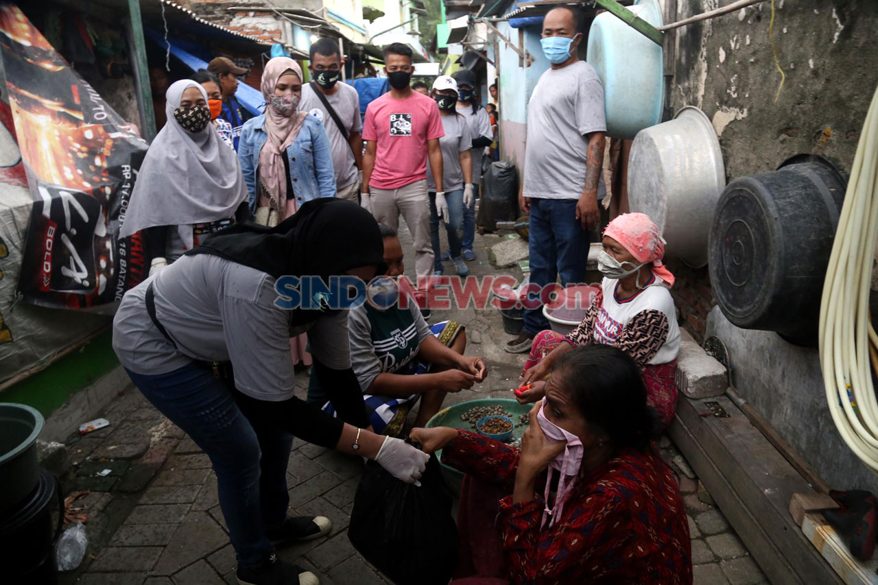 SLC Bagikan Paket Sembako...