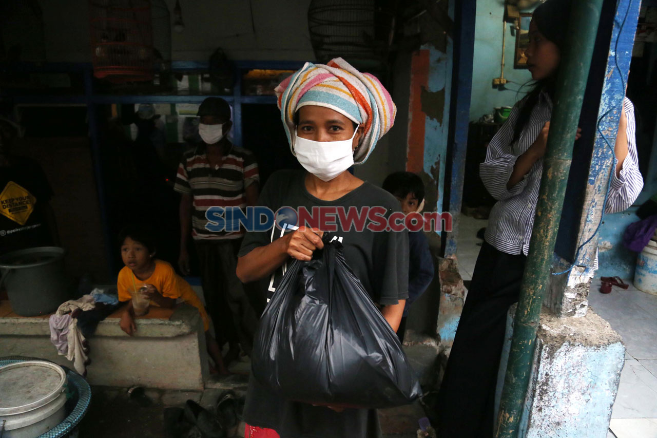 SLC Bagikan Paket Sembako...