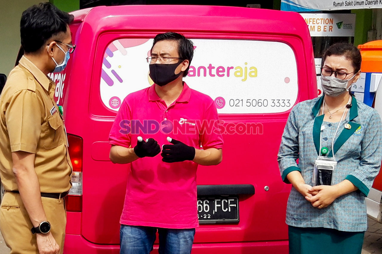 Anteraja Serahkan Bantuan...