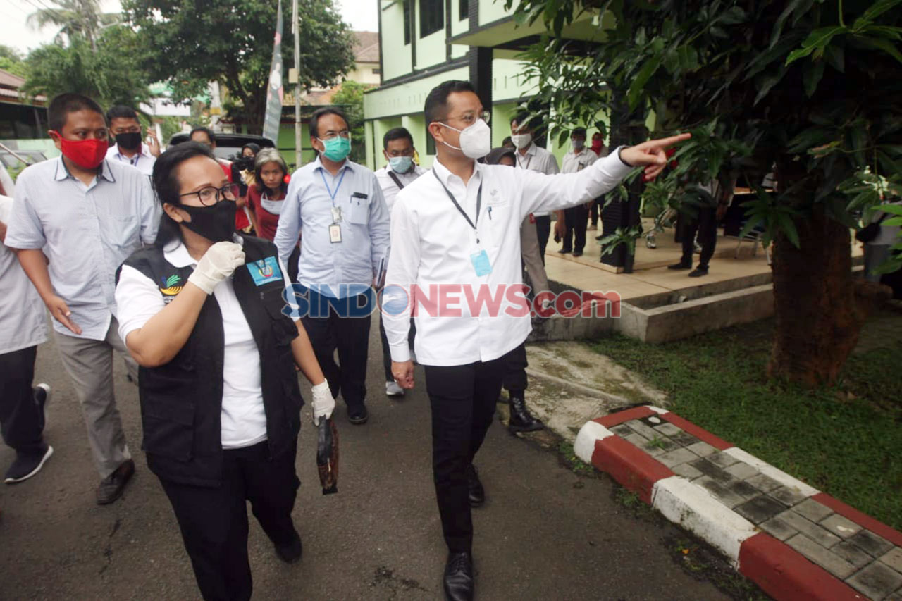 Mensos Serahkan Bantuan...