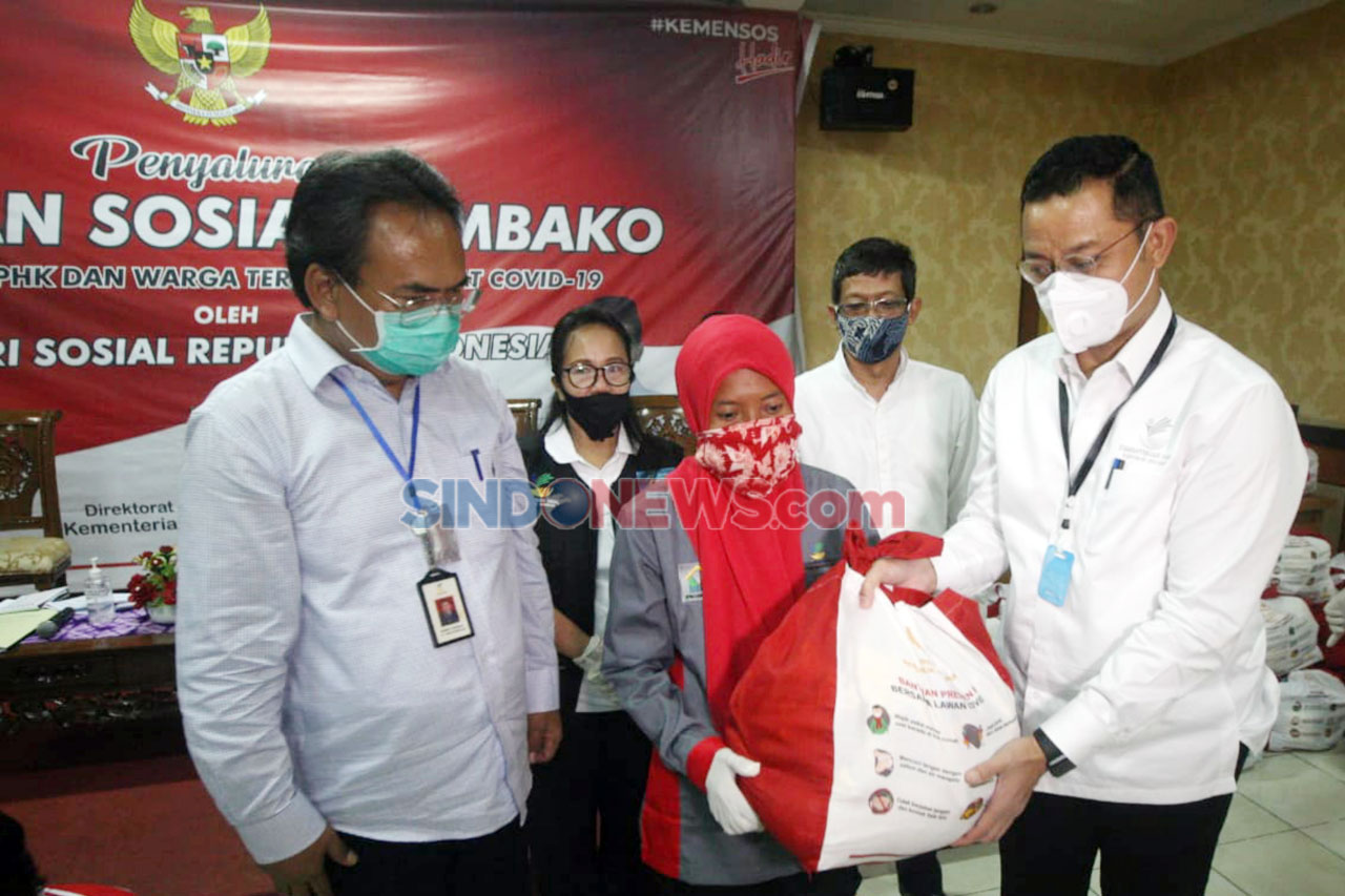 Mensos Serahkan Bantuan...