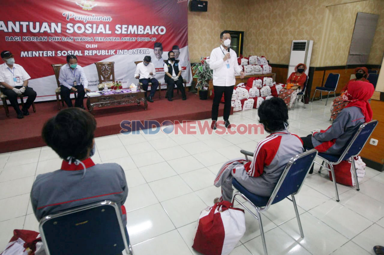 Mensos Serahkan Bantuan...