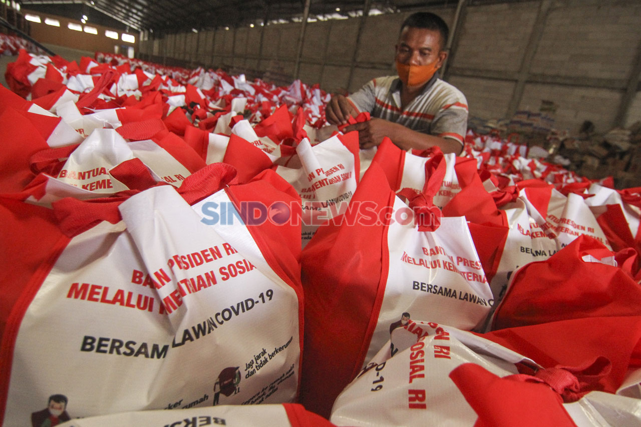 Mensos Serahkan Bantuan...