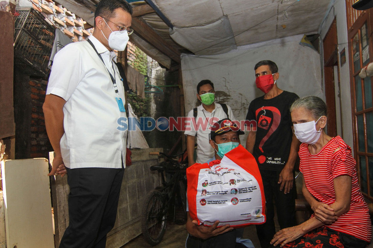 Mensos Serahkan Bantuan...