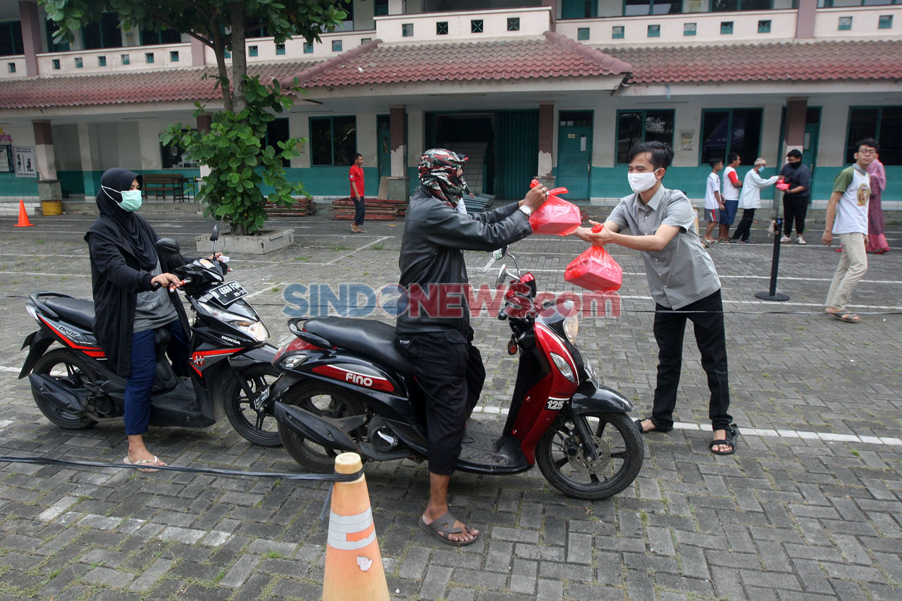 Warga dan Ojol di Bekasi...