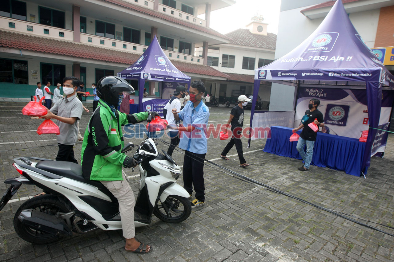 Warga dan Ojol di Bekasi...