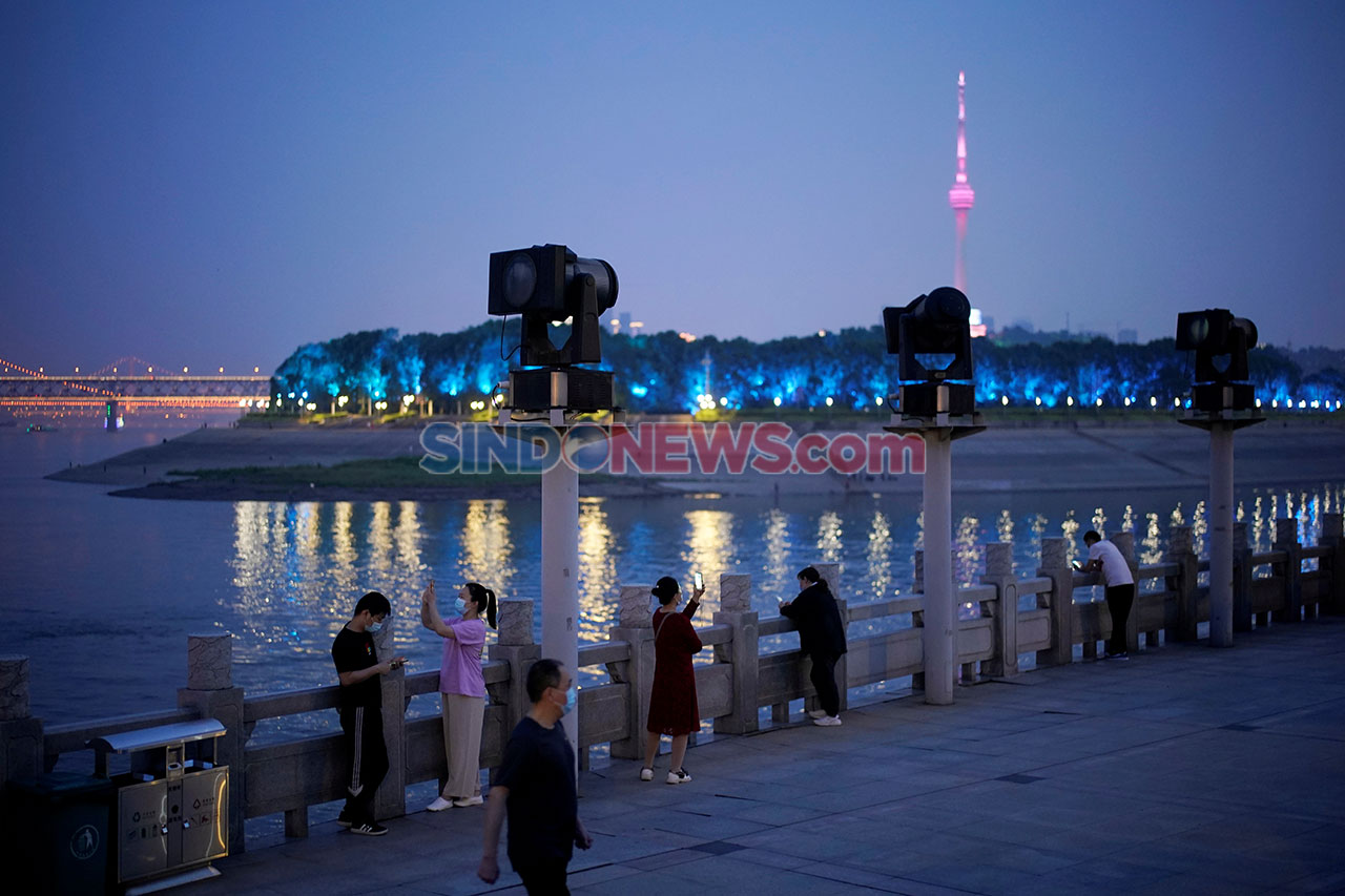 Warga Wuhan Ikuti Tes...