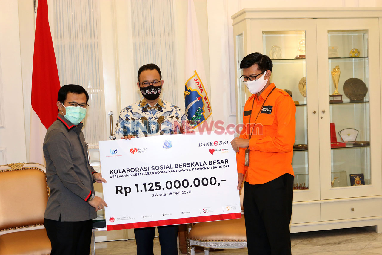 Bank DKI Serahkan Bantuan...