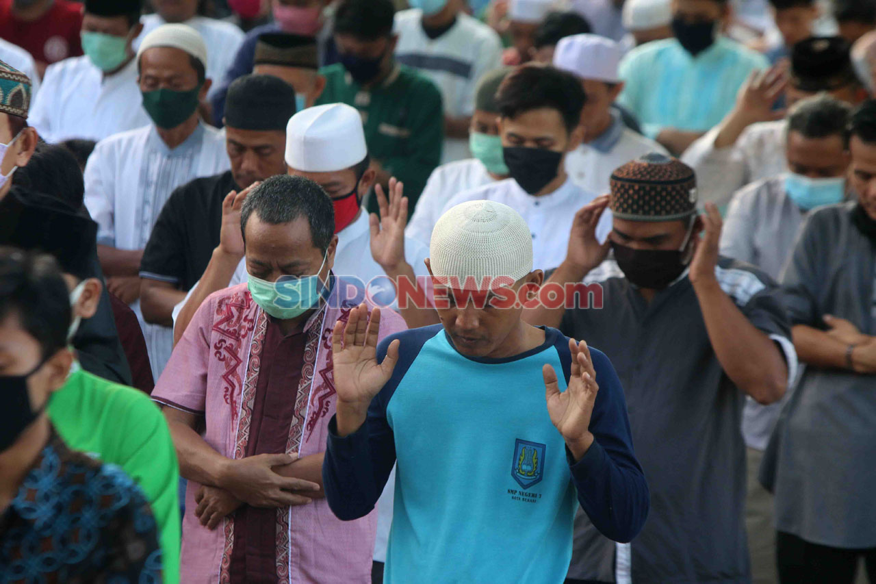 Warga Melaksanakan Salat...