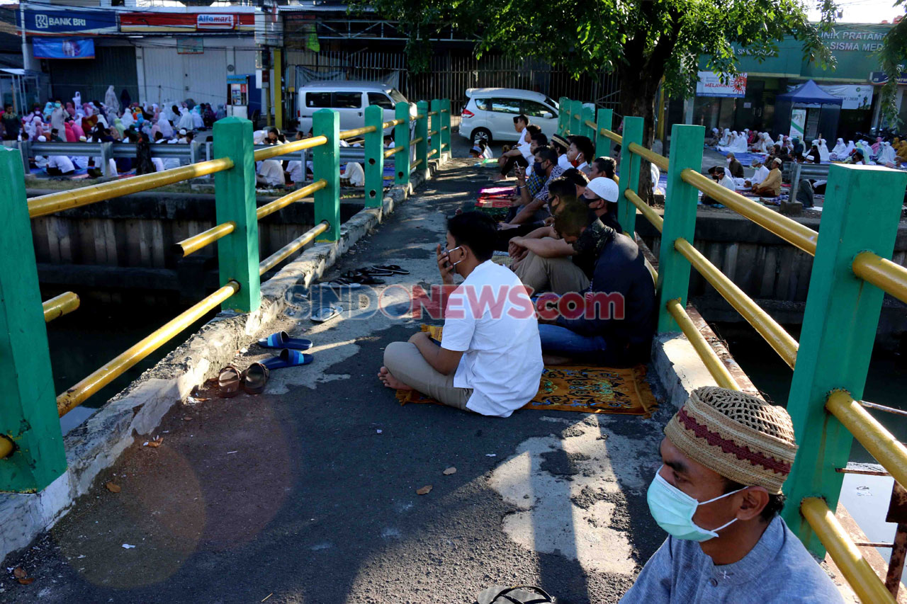 Warga Melaksanakan Salat...