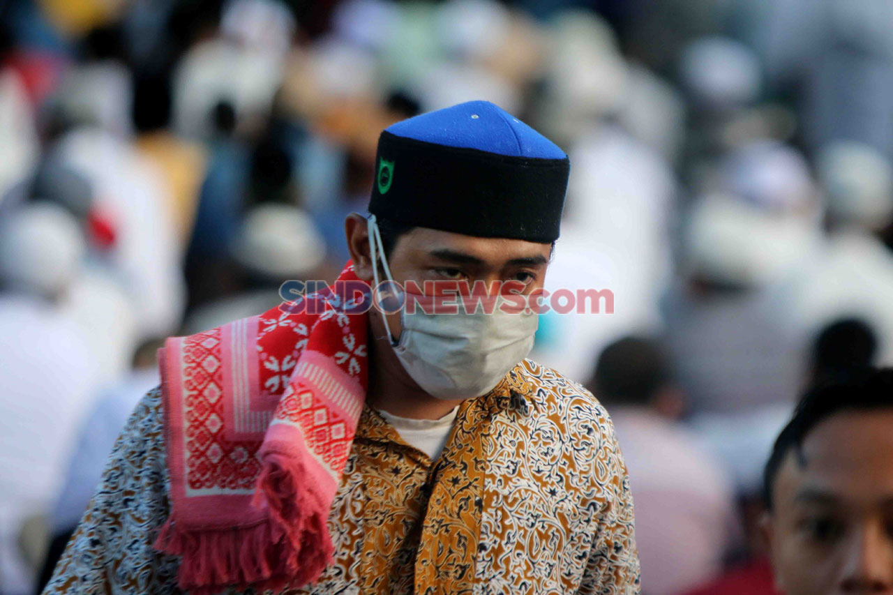 Warga Melaksanakan Salat...