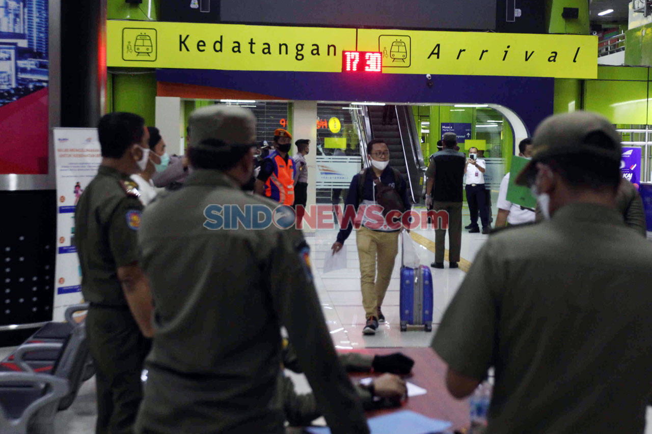 Tiba di Stasiun Gambir,...