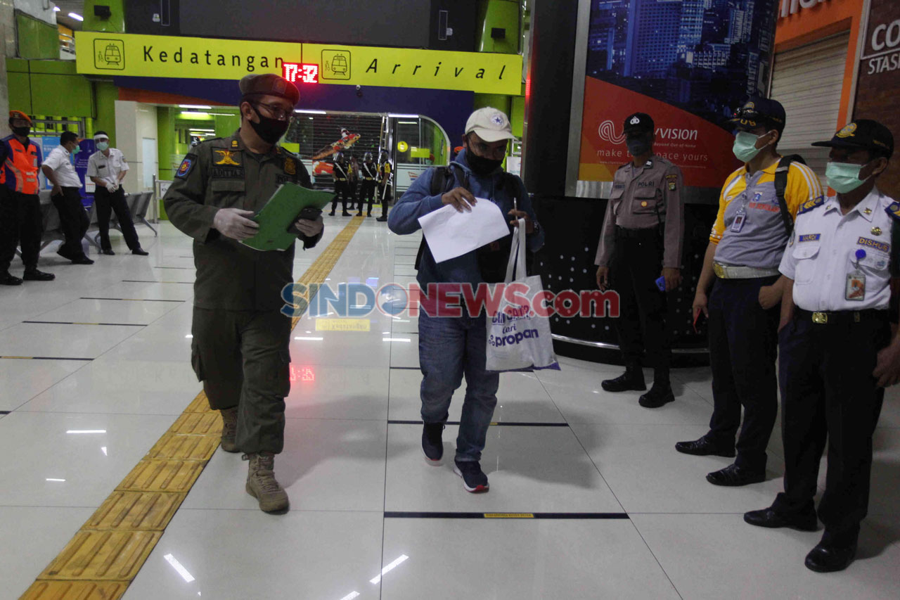 Tiba di Stasiun Gambir,...