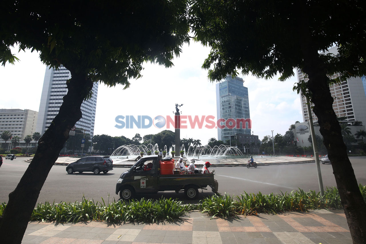 PMI Lakukan Penyemprotan...