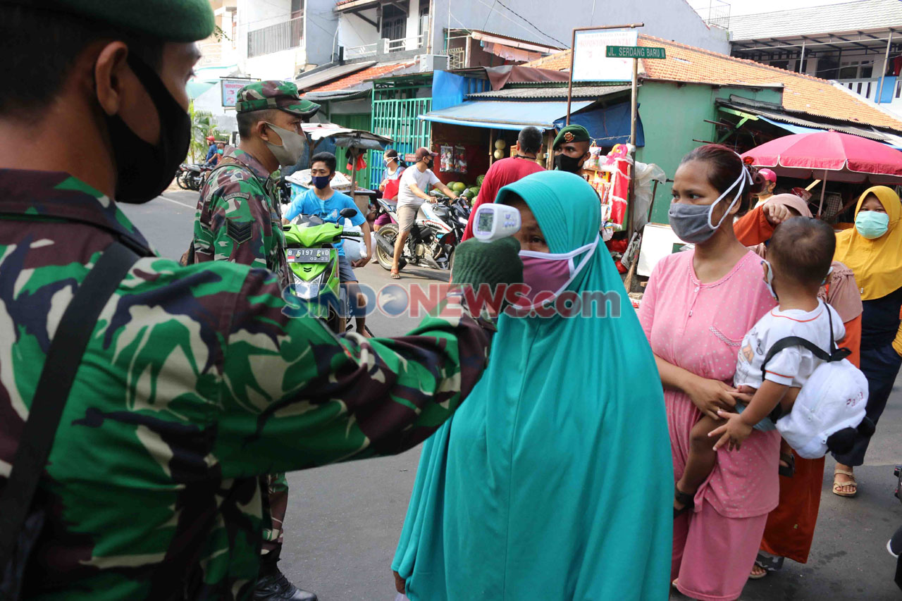 Anggota TNI Periksa...