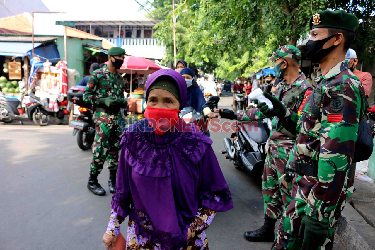 Anggota TNI Periksa...