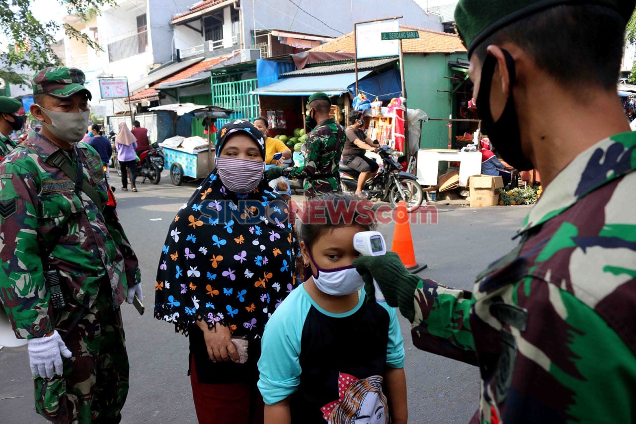 Anggota TNI Periksa...