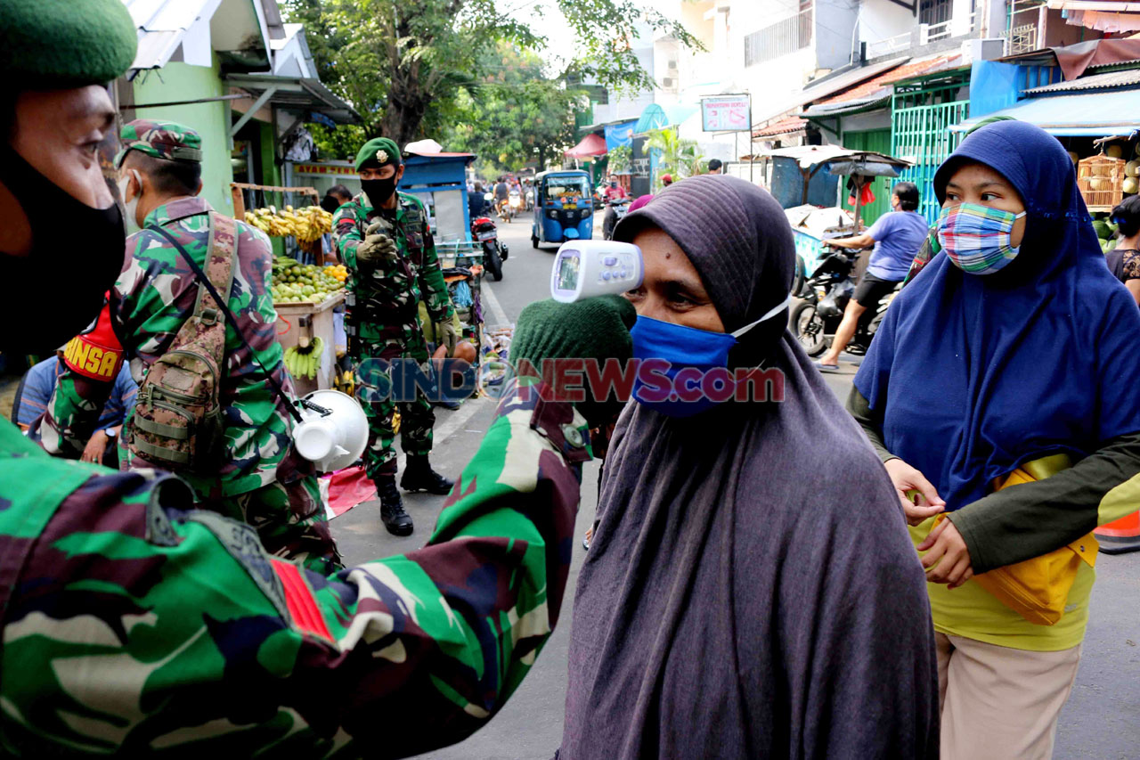 Anggota TNI Periksa...