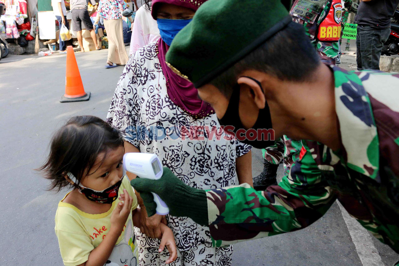 Anggota TNI Periksa...