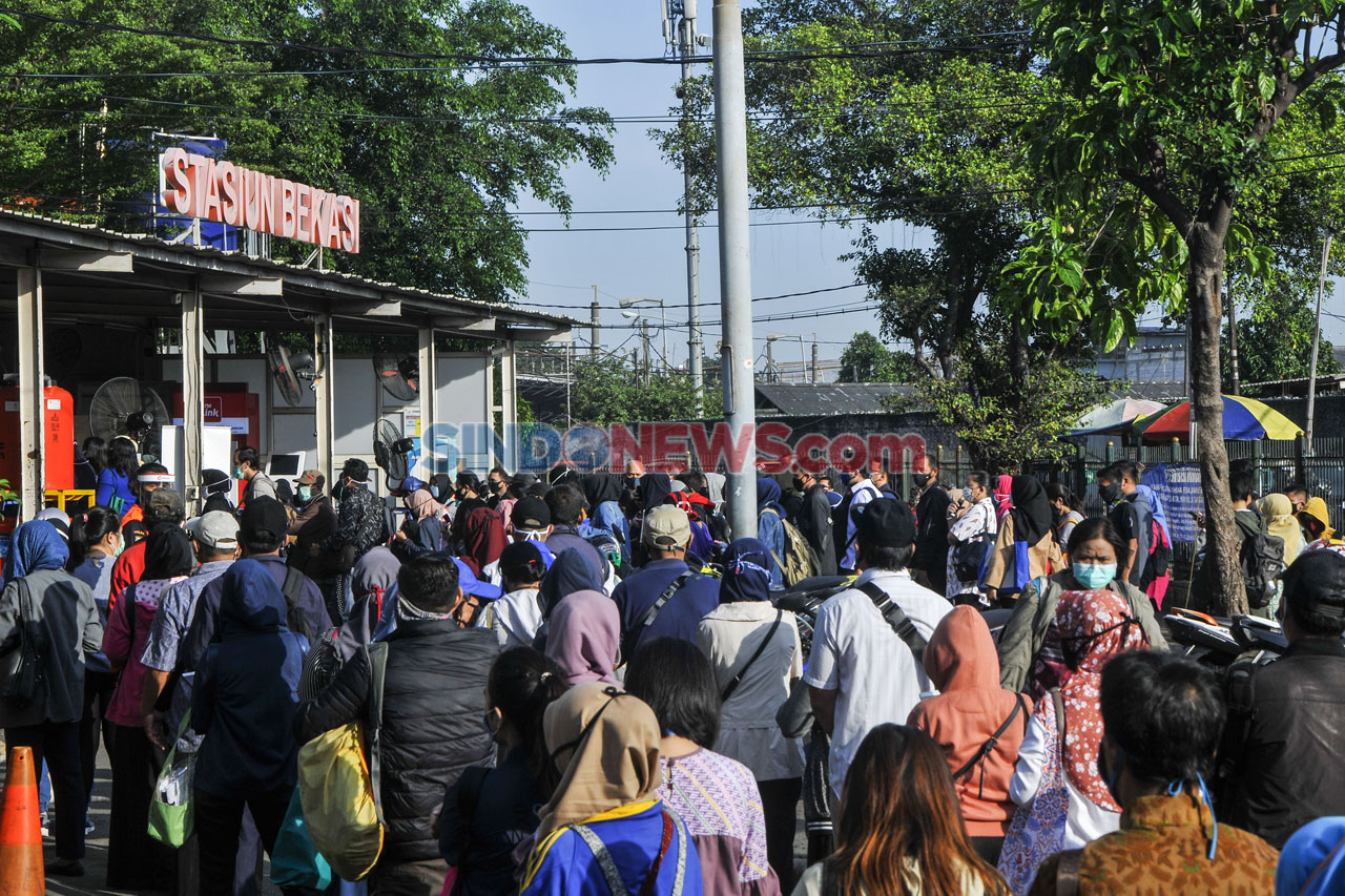 Ratusan Calon Penumpang...