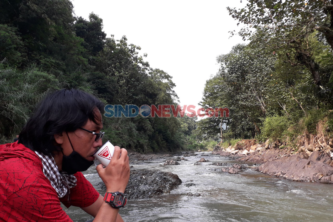 Menikmati Kopi di Pinggir...