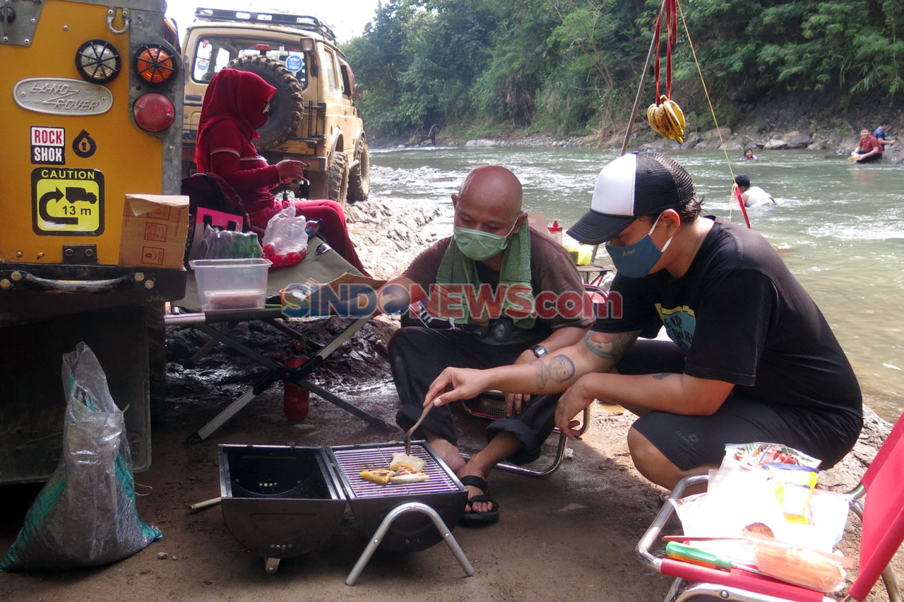 Menikmati Kopi di Pinggir...