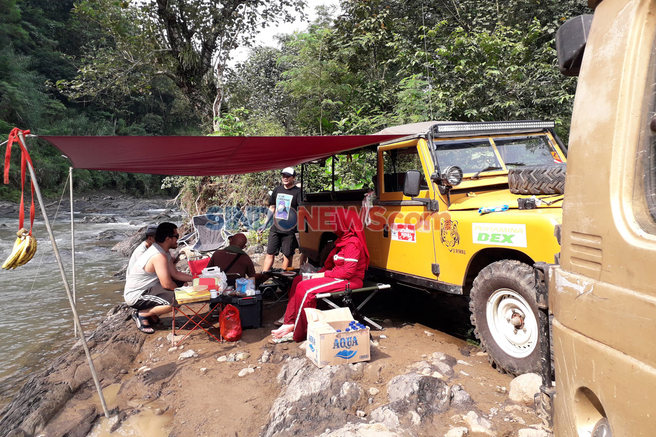Menikmati Kopi di Pinggir...