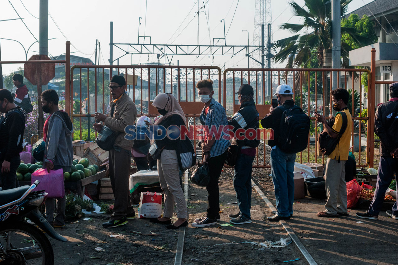 Penumpang KRL Dibatasi,...