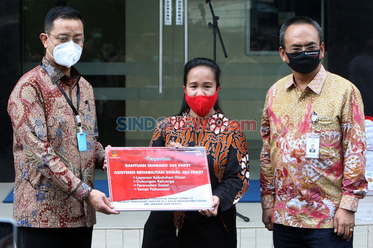 Mensos Serahkan Bantuan...