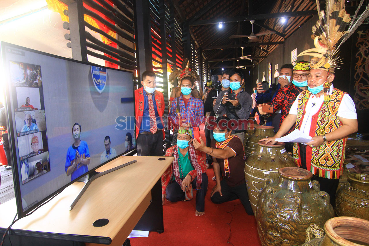 Suku Dayak Kanayatn...