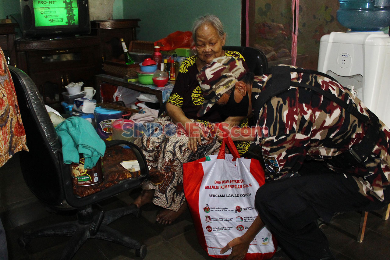 Mensos Serahkan Bantuan...