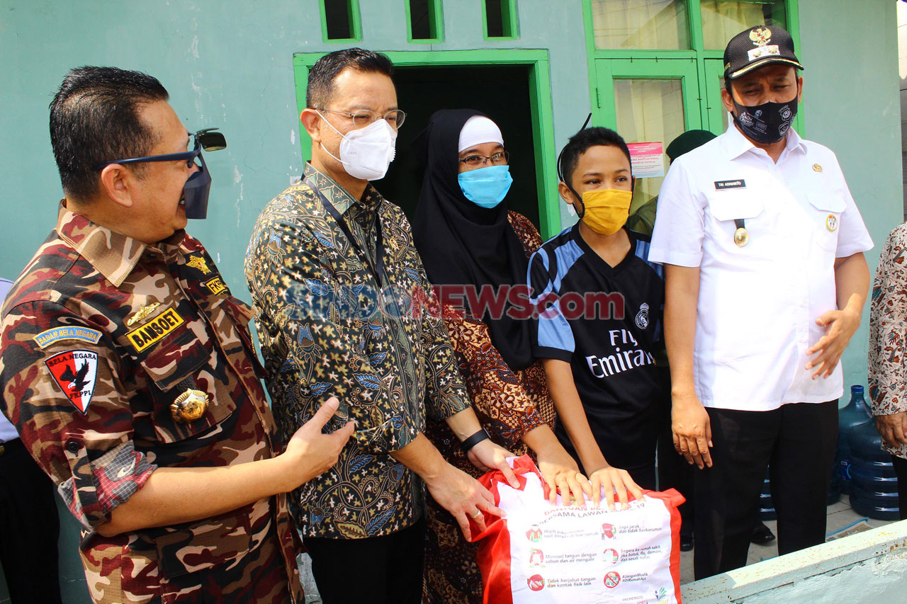 Mensos Serahkan Bantuan...