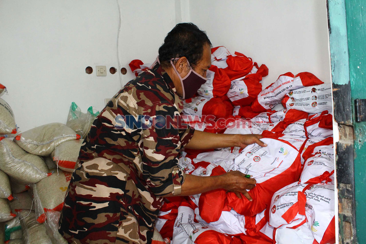 Mensos Serahkan Bantuan...